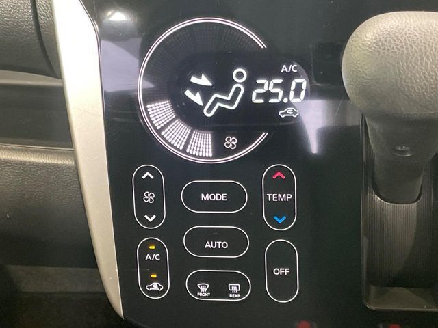 【オートエアコン】一度お好みの温度に設定すれば、車内の温度を検知し風量や温度を自動で調整。暑い…寒い…と何度もスイッチ操作をする必要はありません。快適な車内空間には必須の機能ですね♪