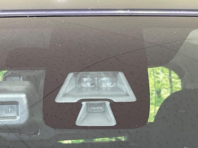 【エマージェンシーブレーキ】走行中に前方の車両等を認識し、衝突しそうな時は警報とブレーキで衝突回避と被害軽減をアシスト。より安全にドライブをお楽しみいただけます。