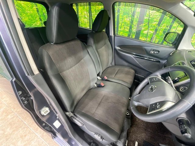 運転席シート廻りは使用感も少なく、良好な状態となっています。丁寧に使われていたことがよくわかりますね。