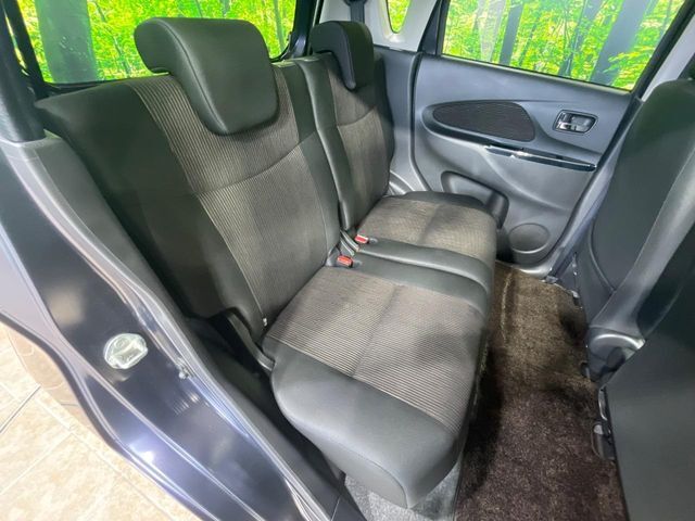 後部座席も気になるようなキズ・汚れやへたり等、大きなダメージはなく、良好な状態です。