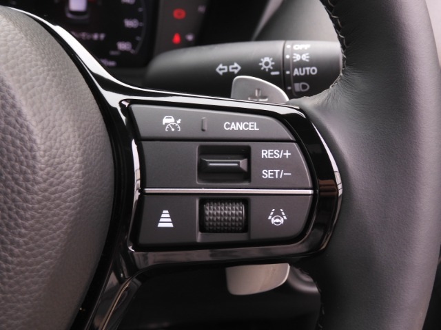 【アダプティブクルーズコントロール】予め設定した車速内でクルマが自動的に加減速。前走車との適切な車間距離を維持しながら追従走行します。【LKAS】車線維持支援システムでステアリング操作を支援。