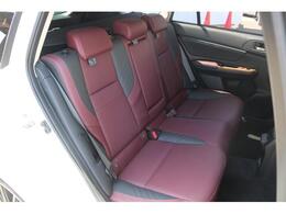 ゲストも寛げるリヤシートはリクライニング機能付き