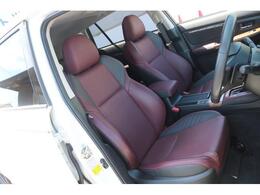 ボルドーカラーのSTI専用シートはロングドライブも快適に過ごせるシート。