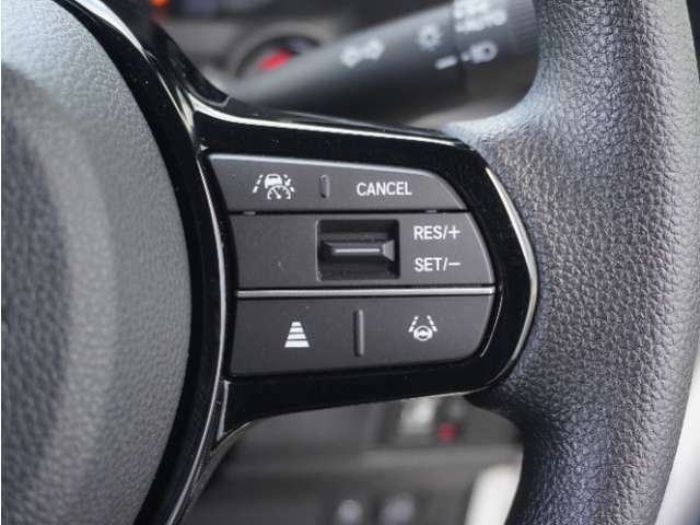 【アダプティブクルーズコントロール】予め設定した車速内でクルマが自動的に加減速。前走車との適切な車間距離を維持しながら追従走行します。【LKAS】車線維持支援システムでステアリング操作を支援。