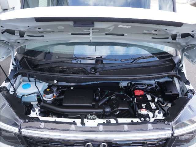 エンジンは車の心臓部分です。このエンジンルームが汚いとトラブルの基になります。当店は専用の液剤を使って徹底的に綺麗にします。