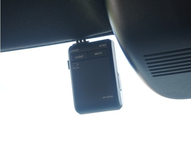 ◆ドライブレコーダー◆映像・音声などを記録する自動車用の装置です。　もしもの事故の際の記録はもちろん、旅行の際の思い出としてドライブの映像を楽しむことができます。