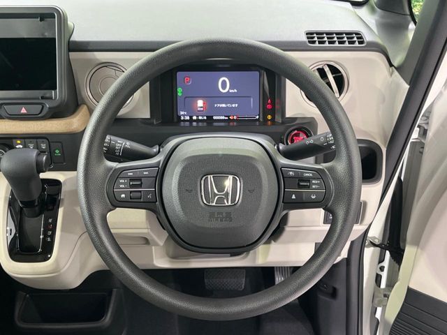 インテリアに合わせたデザインのステアリングは、運転される方のことも考え、運転しやすい形状、大きさです。是非一度、実際に触ってお確かめください。