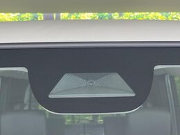 【ホンダセンシング】走行中に前方の車両等を認識し、衝突しそうな時は警報とブレーキで衝突回避と被害軽減をアシスト。より安全にドライブをお楽しみいただけます。