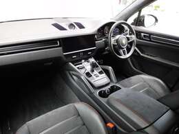 安心の右ハンドル、正規ディーラー車！！　人気の外装色ブラックにGTS専用エクステリア＆