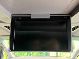 【純正12型フリップダウンモニタ】カーナビで再生したDVD映像などを後席で観られる後席モニタ。前席と後席でそれぞれが楽しめる前後個別再生機能も。ドライブがより楽しくなります。