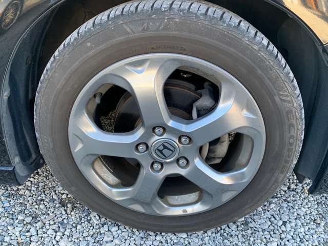 タイヤの　溝　まだいっぱいあります。アルミホイールです。
