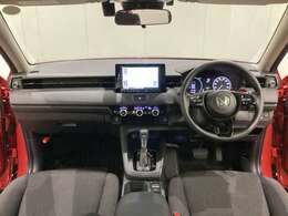 車内は光触媒抗菌消臭施工済です。スタイリッシュなデザインでスポーティなインパネ周りを演出します。グローブボックスやカップホルダーのほかにトレーなどたくさんの収納スペースが付いています。