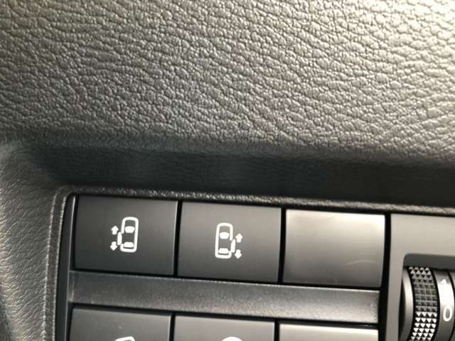 ≪両側電動スライドドア≫　ドアのボタンだけでなく運転席からも開閉操作が可能です。