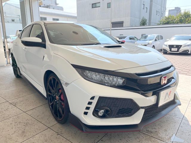大好評のボディコーティング「弾スプラッシュコート」もご納車までに施工可能。通常のガラスコートと異なる、耐久年数6年の無機質ガラスコーティングが、ボディをキレイな状態に保ってくれます。