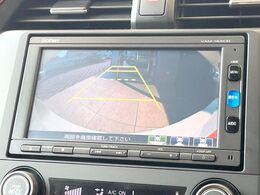 【バックカメラ】駐車時に後方がリアルタイム映像で確認できます。大型商業施設や立体駐車場での駐車時や、夜間のバック時に大活躍！運転スキルに関わらず、今や必須となった装備のひとつです！