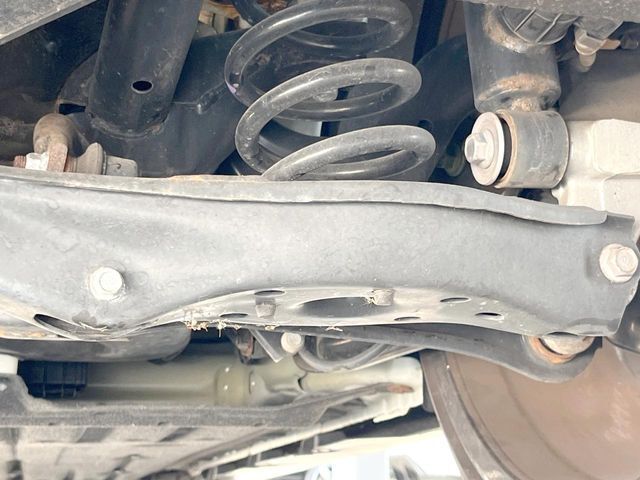 お車を安心してお乗りいただく為には、足回りの定期点検が欠かせません。サービスサポート（有償保証）では無料点検もご提供しており、安心のカーライフをお過ごしいただけるサポート体制が整っています。
