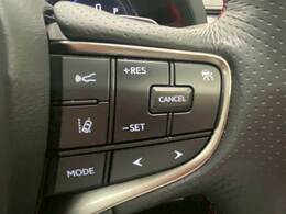 【レーダークルーズコントロール】装備車両です。レーダーやカメラを使って前を走るクルマの状況を検知して速度を調整してくれます。遠距離ドライブの高速道路などでは大活躍で疲労軽減に役立ちます。