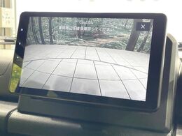 【バックカメラ】駐車時に後方がリアルタイム映像で確認できます。大型商業施設や立体駐車場での駐車時や、夜間のバック時に大活躍！運転スキルに関わらず、今や必須となった装備のひとつです！