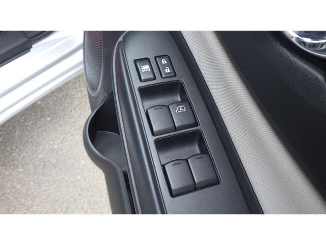 他にも画像がございますので、是非ご覧頂ければと思います。より詳しくお車をご覧いただけます。