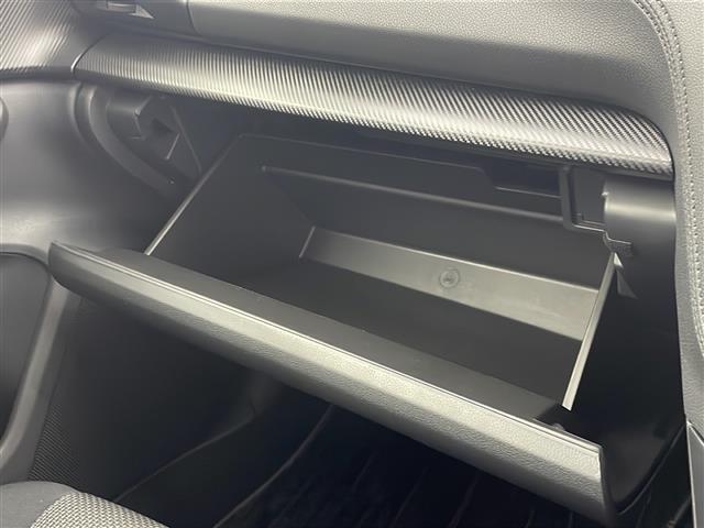【グローブボックス】車検証ケースや、日頃使う小物類の収納に便利ですね！