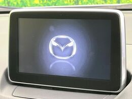 【マツダコネクトナビ】車内の雰囲気にマッチした一体型タイプのナビ。各種車輌設定やBluetooth再生等、様々な機能が楽しめます。直感的なダイヤル操作が可能で、使い勝手も良好です。