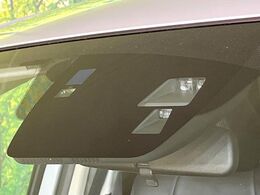 【スマートシティブレーキサポート】低速走行中に前方の車両等を認識し、衝突しそうな時は警報とブレーキで衝突回避と被害軽減をアシスト。より安全にドライブをお楽しみいただけます。