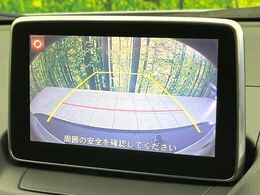 【バックカメラ】駐車時に後方がリアルタイム映像で確認できます。大型商業施設や立体駐車場での駐車時や、夜間のバック時に大活躍！運転スキルに関わらず、今や必須となった装備のひとつです！