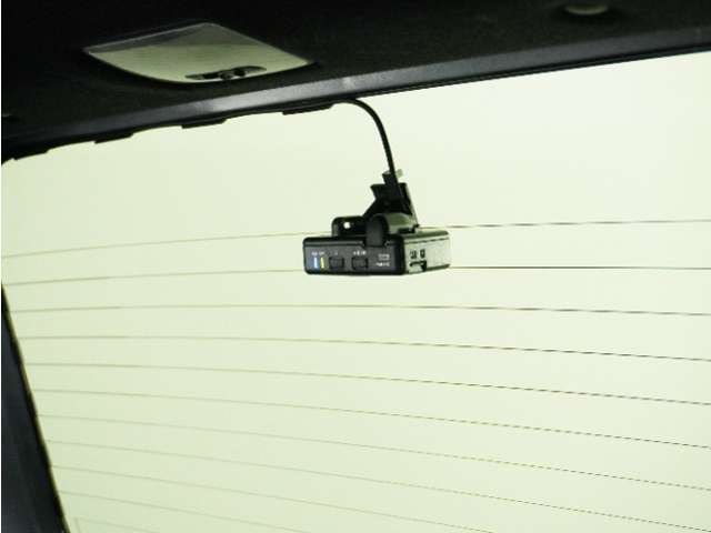 この車にはリアにもドライブレコーダーを装備しております◆映像・音声などを記録する自動車用の装置です。　もしもの事故の際の記録はもちろん、旅行の際の思い出としてドライブの映像を楽しむことができます。