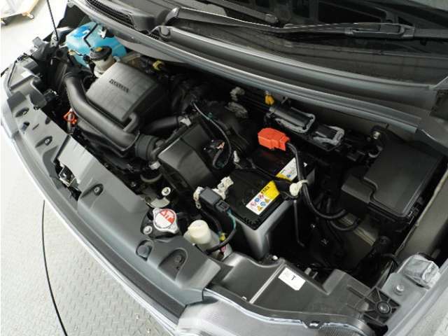 エンジンは車の心臓部分です。このエンジンルームが汚いとトラブルの基になります。当店は専用の液剤を使って徹底的に綺麗にします。