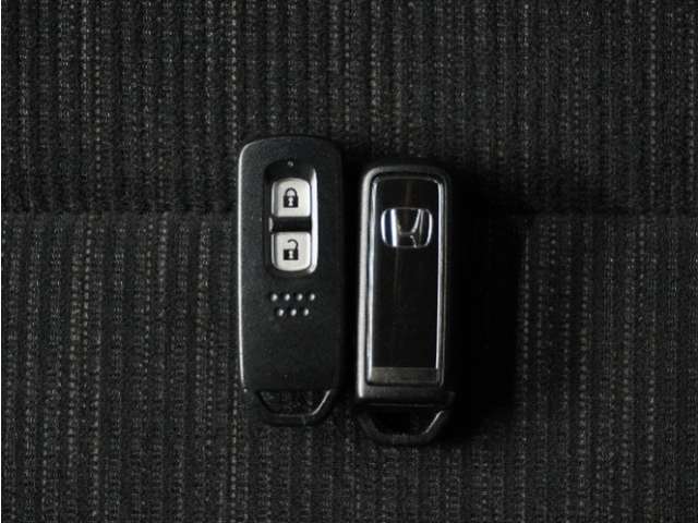 ◆スマートキー◆カギをバッグやポケットに入れたままでもドアロックの開閉ができる『スマートキー』付き！雨天や暗くなってもカギを取り出す必要がなくドアの開錠＆エンジンも始動できます