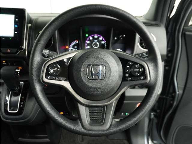 【Honda SENSING】 カメラ等装置で精度の高い検知能力を発揮、安全運転を支援します。ステアリング上のコントローラーに注目！