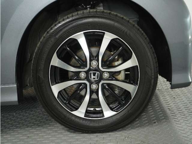 アルミホイール装着車です！これで足元まわりもおしゃれにきまります！