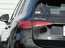 ハイグロスクロームの縦ルーバーを備えたフロントグリルやフロントスポイラーリップはAMGモデル専用となります！