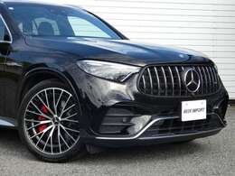 レッドキャリパーをアクセントに「21インチAMGアルミホイール（RWL）」をセット！