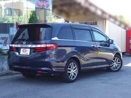 後席の窓ガラスはプライバシーガラスになっています。車内を見えづらくすることでプライバシー保護に役立ち、なおかつ冷房の効果を高めてくれる効果もあります！