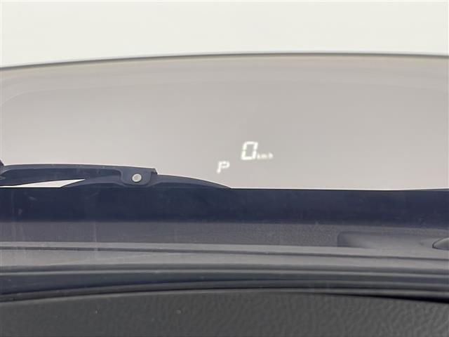 【ヘッドアップディスプレイ（HUD）】フロントウインドウガラスに走行情報を投影します。運転中の目線と重なるように表示されるので、少ない視線移動で速度が確認できるので、 ドライビングに集中できます！