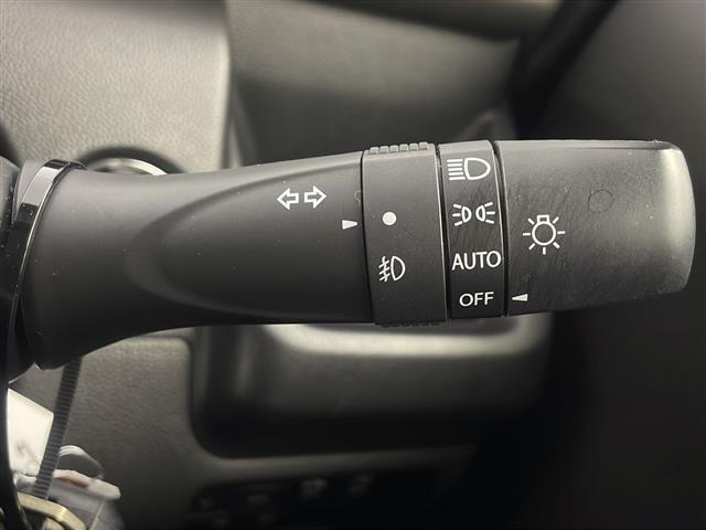 【オートライト（AUTO）】外の明るさをシステムが感知して、自動でヘッドライトが点灯します！ヘッドライトをつけ忘れを防ぐ便利機能です。