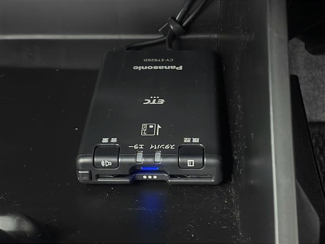 【ETC】有料道路を利用する際に料金所で停止することなく通過できる、ETC車載器（ノンストップ自動料金収受システム機器）が装備されています。セットアップを行うことで利用可能になります。