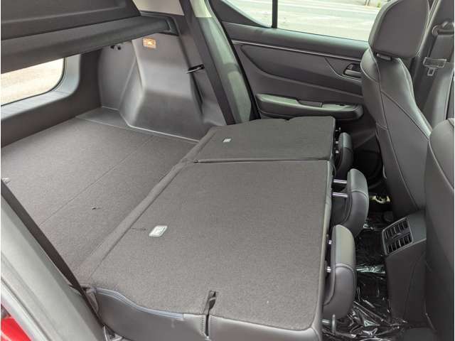 シートを倒せばより多くの荷物を積載できます