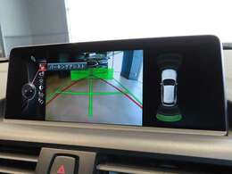 リアビューカメラ。ガイドラインとパークディスタンスコントロールで安全に車庫入れ可能。