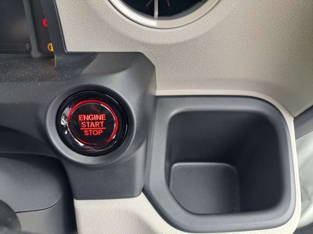 運転席にもドリンクホルダーが付いてます！