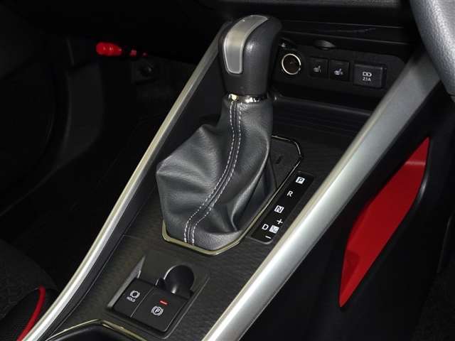 電動パーキングブレーキ・ブレーキホールドを装備してます。ホールド機能は信号待ちが多い一般道で疲労軽減になり、大好評です！