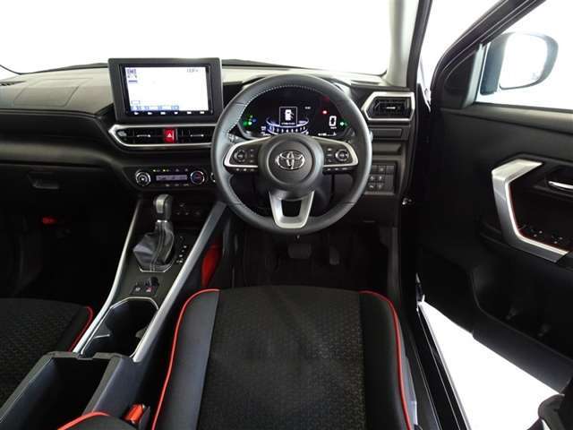 革巻きステアリングで快適な操作性の運転席です。