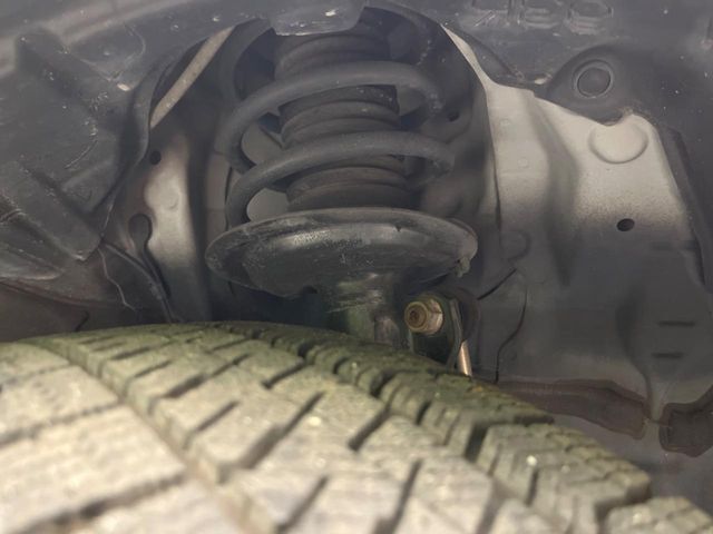 お車を安心してお乗りいただく為には、足回りの定期点検が欠かせません。サービスサポート（有償保証）では無料点検もご提供しており、安心のカーライフをお過ごしいただけるサポート体制が整っています。