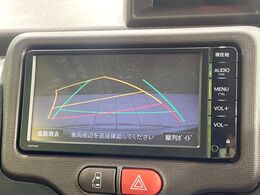【バックカメラ】駐車時に後方がリアルタイム映像で確認できます。大型商業施設や立体駐車場での駐車時や、夜間のバック時に大活躍！運転スキルに関わらず、今や必須となった装備のひとつです！