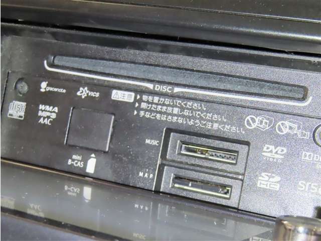 CD＆DVDが再生可能です。SDカードスロットも装備しています。