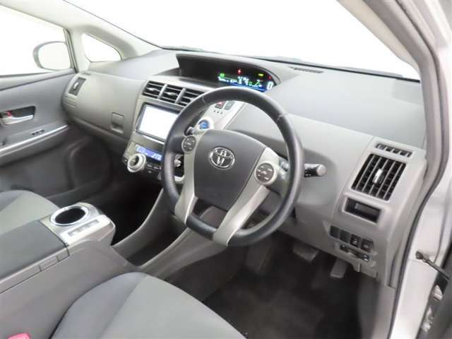 シンプルなデザインで操作性の良い運転席廻りです。