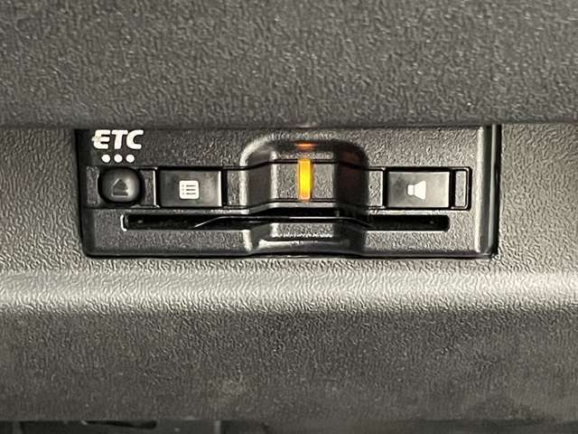 ◆【ETC】有料道路を利用する際に料金所で停止することなく通過できる、ETC車載器（ノンストップ自動料金収受システム機器）が装備されています。セットアップを行うことで利用可能になります。