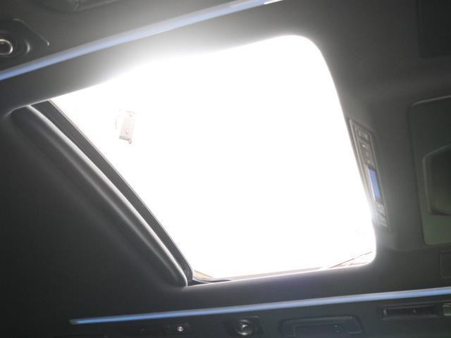明るさが室内に溢れるムーンルーフですね。　暗い車内でも外の天候関係なく明るい光を取り入れることが出来ますね。　気持ちよくドライビングできますよ。