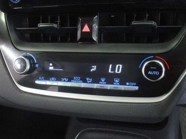オートエアコンにはS-FLOW機能が搭載されています。乗車している席を検知し、エアコンの空気を優先的に送り込むことで、燃費効率を高めています。後部座席にも人がいる場合、全体的な空調を調整してくれます